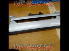 Toyota (TOYOTA) genuine
Front grill 200 series
Hiace / 4-inch
Standard body]