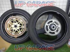 KAWASAKI
ZX-12R (year unknown)
Genuine
Wheel
Set before and after
J17 × MT3.50 / J17 × MT6.00