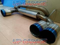 BE
FREE
Rear piece muffler, 4-pipe on each side
Exit titanium color