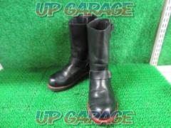 PAVEMENT
Engineer boot
with toe cup
Size: 25.5cm
