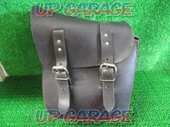 ◆ Manufacturer unknown
Leather saddle bag
Size: 33/25 (largest part)