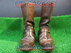 Wakeari
Size unknown
FEL-YNI
Leather boots
Brown