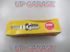 NGK
Spark plug
(V08423)