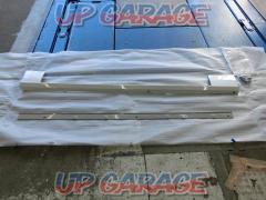 TRD
Side skirts
Hiace
Right (RH) only