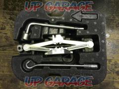 ◆ Price cut ◆ K13
March genuine
In-vehicle jack set
With tray (without tow hook)