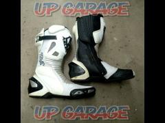 ARENNESS (Allenes)
Racing boots
41 size (approx. 25.5cm)