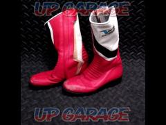 Size: 22.5
Daito
THE
BIKE
Racing boots
Red
Time thing