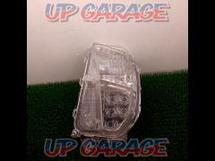 Wakeari
Unknown Manufacturer
30 series Prius late
LED front turn signal lens
One side only