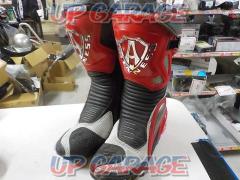 It's cheaper now!!!
ARLENNESS
Racing boots
EUR37