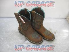 ARIAT western boots
Size: Women's 6B (US)