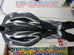 The translation 
SPEED
OF
SOUND
Racing suits
L size
White / Black / Silver