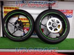 ■ Price Cuts! 7KAWASAKI
Genuine tire wheel
Set before and after