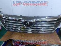 TOYOTA
Front grille