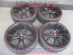 Honda genuine
Civic
Type R genuine
Twin 5-spoke wheel
※ tire that is reflected in the image is not attached