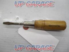 KTC
Wood pattern flathead screwdriver
Penetration
4.5mm width