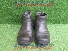 Manufacturer unknown boa boots black