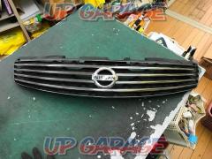 NISSAN
Front grille