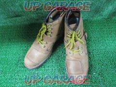 AVIREXAV2931
TIGER
Short leather boots
Size: 26.5cm