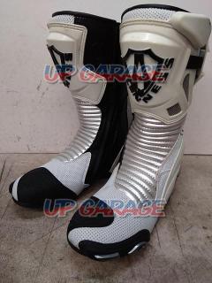 Size: 44 (equivalent to 28.5cm)
Allenes
Racing boots