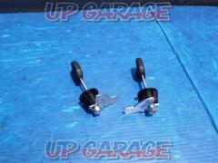 SUZUKI
Genuine OP
For BOX
2 pieces each of keys and key cylinders (1 cylinder of 95700-21810 is missing)