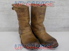 FRYE
Engineer boot
Size: 7
M