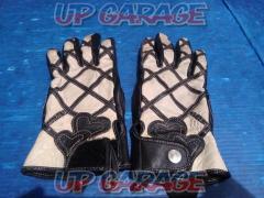 Size: Ladies S
Unknown Manufacturer
Leather Gloves
Diamond stitch/heart