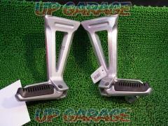 Removed from GSX1400 (2001-2004 model)
Genuine
Tandem step left and right set