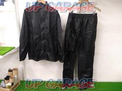 Driver's stand rain wear top and bottom
Size LL
