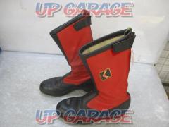 How about some tasteful vintage boots?!
KUSHITANI
Leather boots
Red / Black