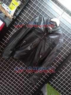 YeLLOW
CORN leather jacket
Size 3L