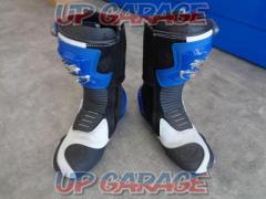 ARLENNESS (Allenes)
Racing boots
AAIMM17-0007
EUR43
Black and white blue
