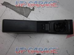 Genuine Nissan (NISSAN) Z31/Fairlady Z
Genuine center console
Armrest
Removed from late 2 seater
