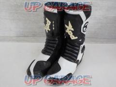 XPDVR6
Racing boots
Size: EUR
40 / US
7 / UK
6.5 / JP
Twenty five