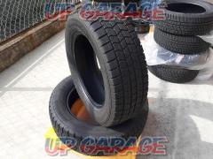 2 white containers GOODYEAR
ICE
NAVI
7
225 / 60R17