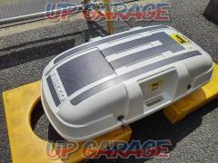 TERZO
Compact roof box with handles
For fixing the square bar