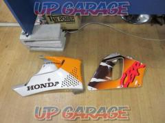 HONDACBR900RR/SC28
Genuine side cowl
Top and bottom set only on the right side