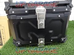MOTOSTAR rear box
Contents: 45L
Size: 41cm (width) x 30.5cm (height) x 35cm (depth)