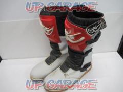 BERIK
Trial boots
White / Red
EU46 size (equivalent to 28.0cm)
