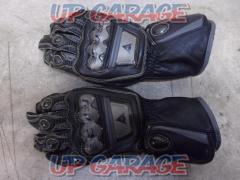 DAINESE Size: 8.5/M
Full Metal Racing Gloves