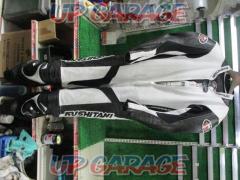 KUSHITANIK-0065XX
GLIDE
SUIT
Punching leather racing suit
White / Black
Size: LL / 3W
Unused item