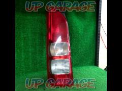 [200 series
Hiace
1-3 type TOYOTA genuine tail lens
Left side only
*Cracks in mounting area repaired