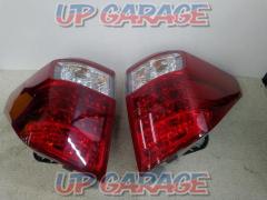Toyota Alphard
ANH20W
Tail lens
*Only the outer side of the tail lens
2 split
