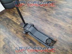 Only available in stores. Manufacturer unknown.
Garage jack