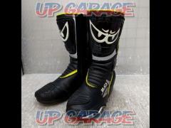 BERIK
Racing boots
Size: EUR40 (approx. 25cm)