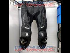 Allenes
Leather pants
Size: M