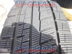 GRIPMAX
GRIP
ICE
X
White letter tire