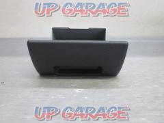 Toyota genuine
200 Series Hiace 7 Type Genuine Ashtray
Part number: 1A411-013G
[Hiace
200 series]