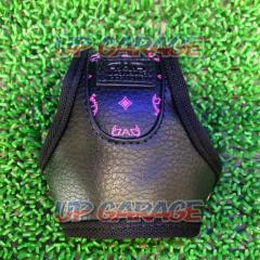 GARSON
D.A.D
Leather shift knob cover
Dills Black x Pink