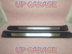 Toyota
Sixty
Harrier
Genuine option
Scuff plate with Illuminator
front
