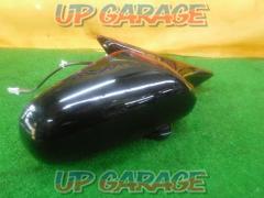 Only on the right side Nissan genuine
Retractable door mirrors